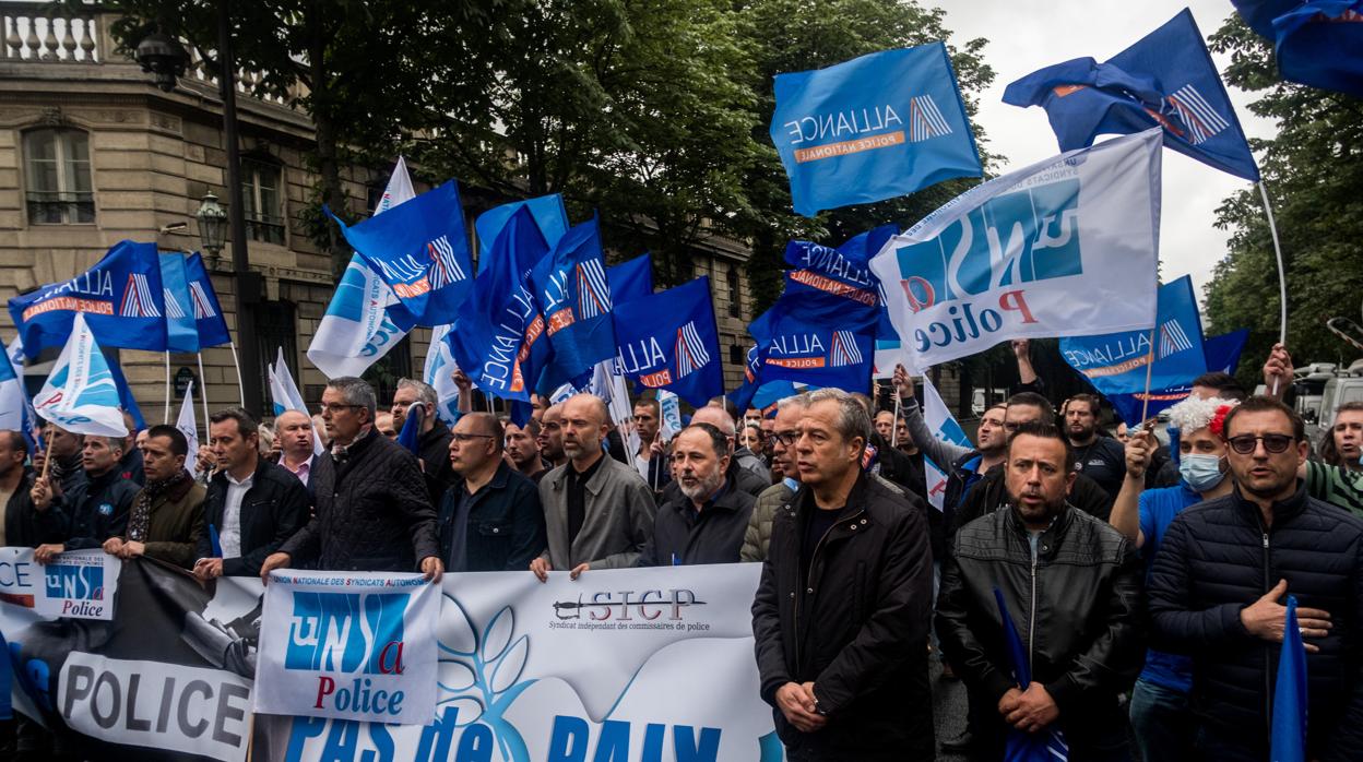 Protesta en París de los sindicatos policiales contra el ministro del Interior