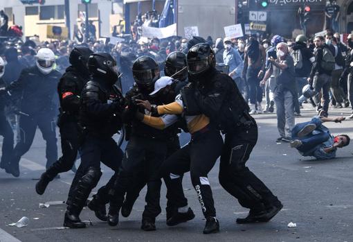 Actuación de los antidisturbios durante las protestas en París de este sábado