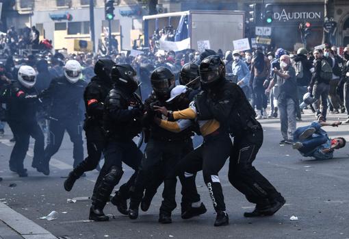 Detención de un manifestante en París