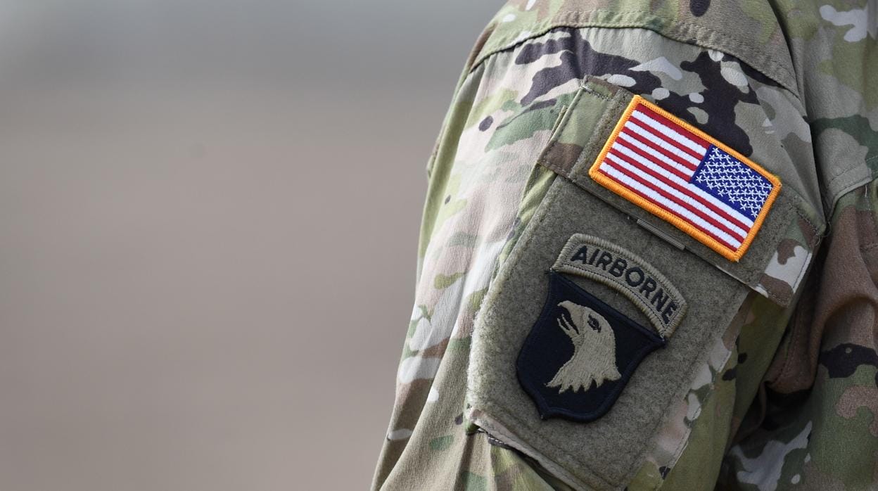La bandera de EE.UU. sobre el uniforme de un militar