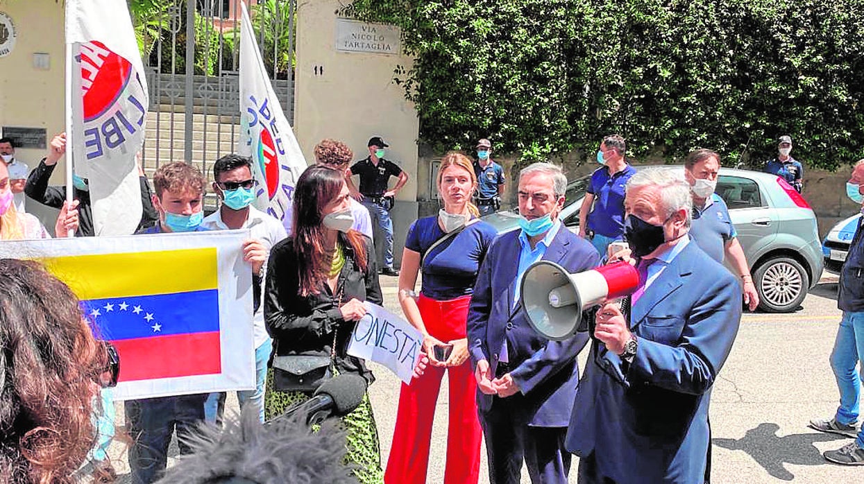 Antonio Tajani protesta frente a la embajada de Venezuela en Roma