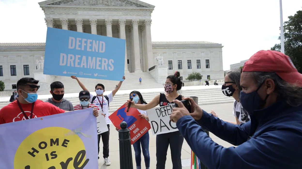 Defensores de los «soñadores» se manifestan este lunes ante la sede del Tribunal Supremo, en Washington