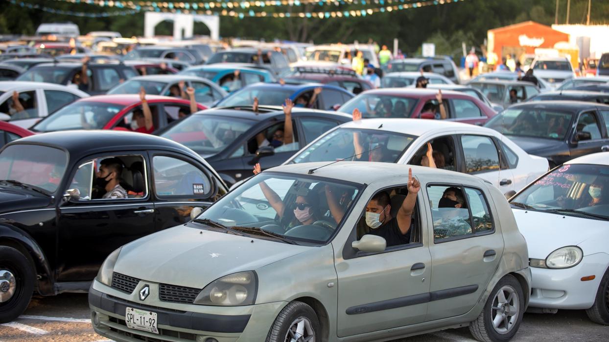 Los fieles alzan las manos en sus coches el pasado domingo, durante una misa en Saltillo (Coahuila, México)