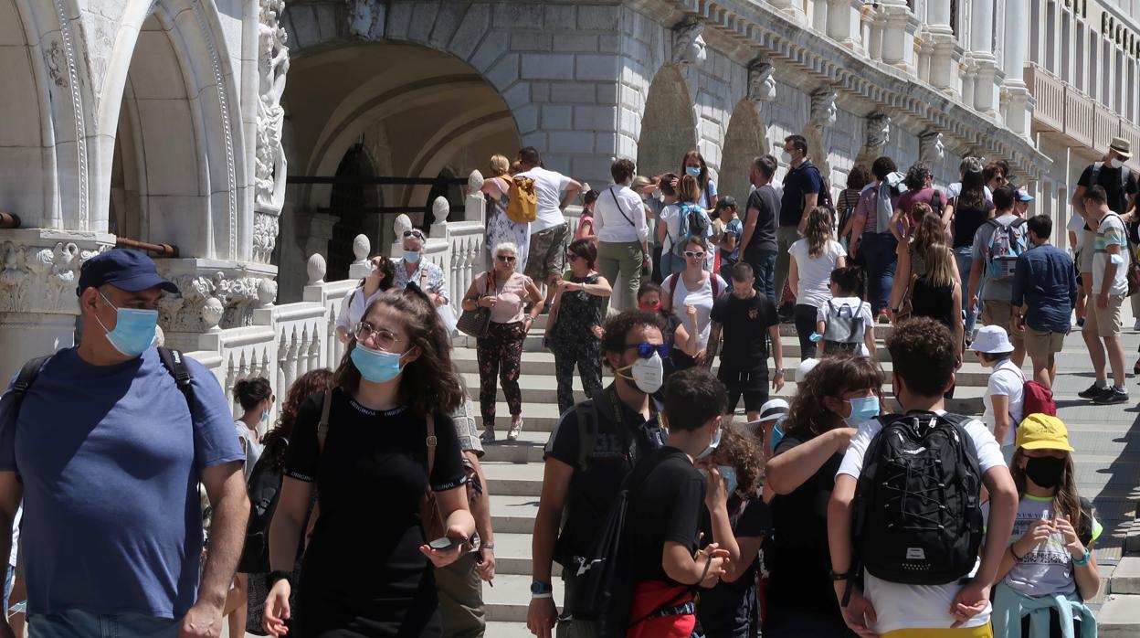 Turistas en las cercnaías de la plaza de San Marcos de Venecia, este sábado