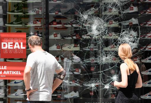 Estado en que quedó un escaparate tras los incidentes en la ciudad alemana