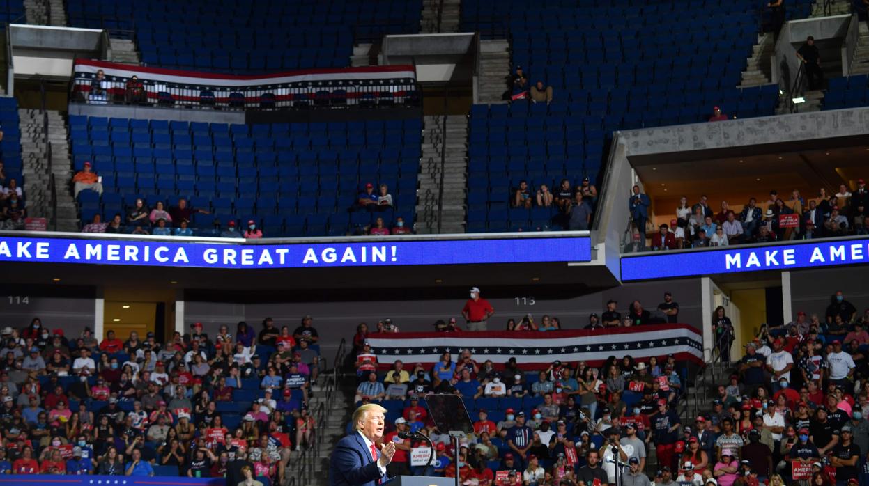 Trump ante unas gradas semivacías en Tulsa