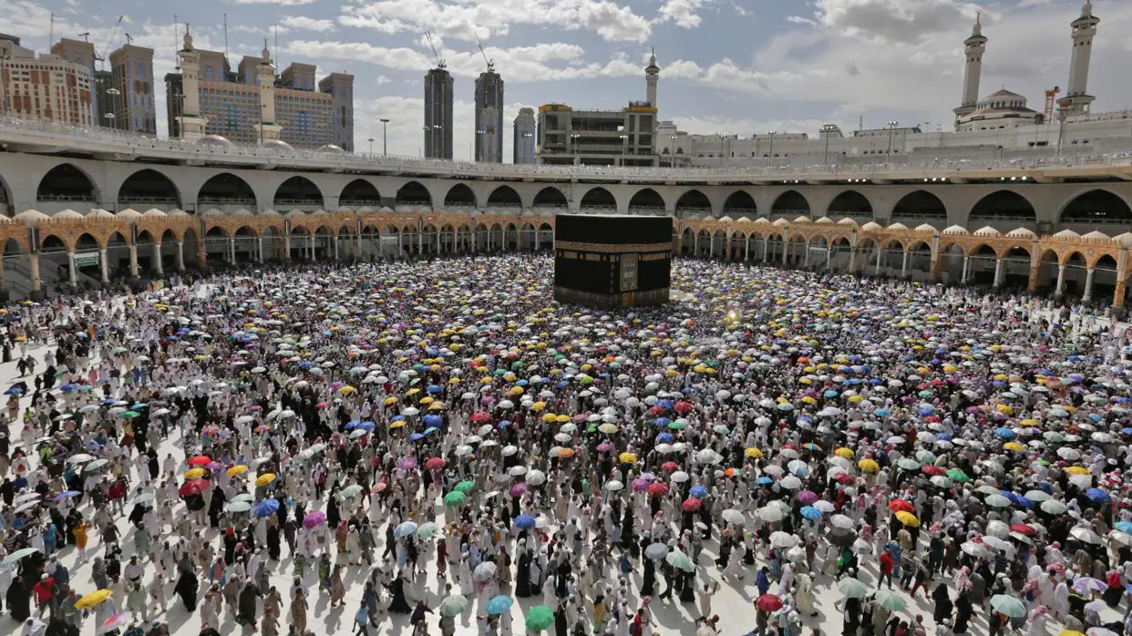 Una multitud de fieles musulmanes dan vueltas en torno a la Kaaba en La Meca en la peregrinación de 2019
