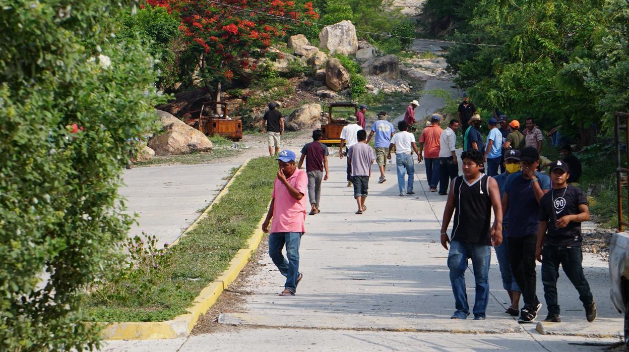 Residentes indígenas caminan este lunes en la comunidad Ikoots San Mateo del Mar