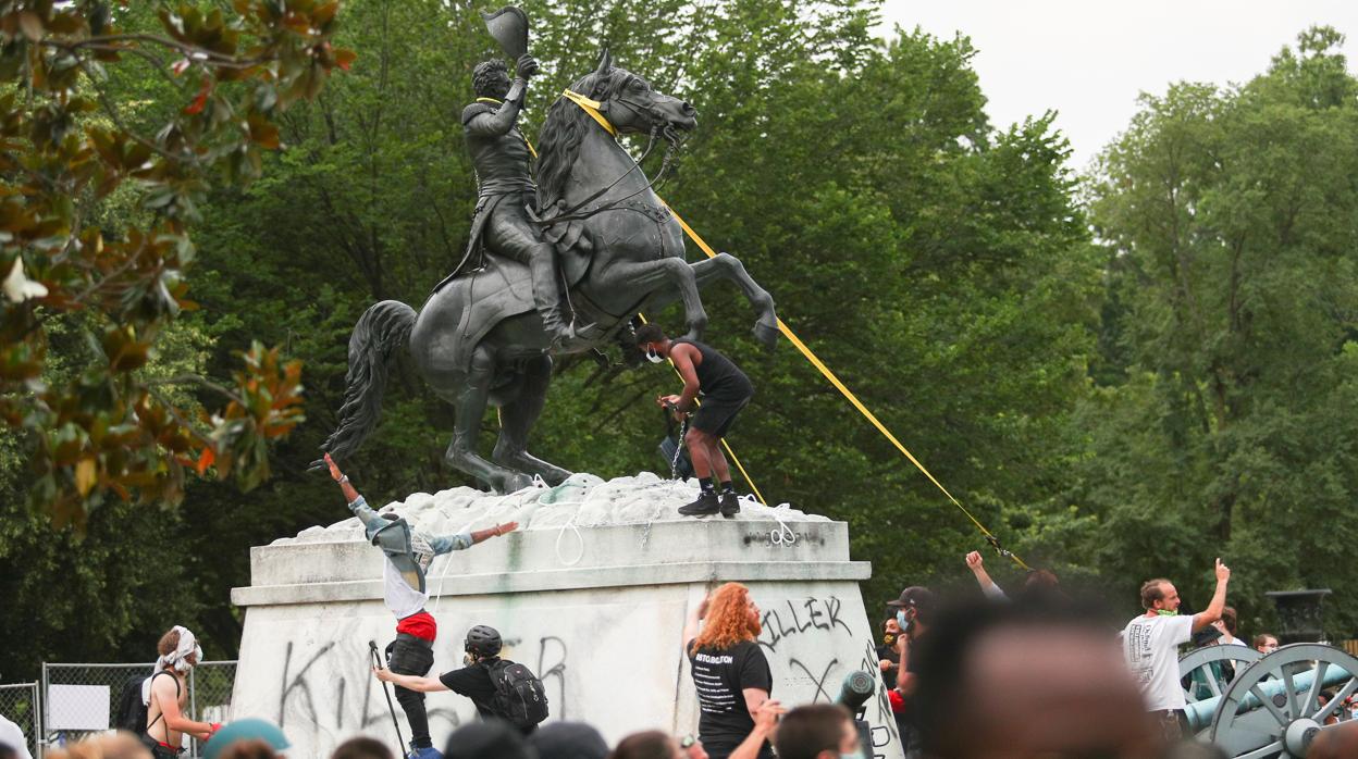 Manifestantes intentan derribar la estatua de Andrew Jackson en Washington