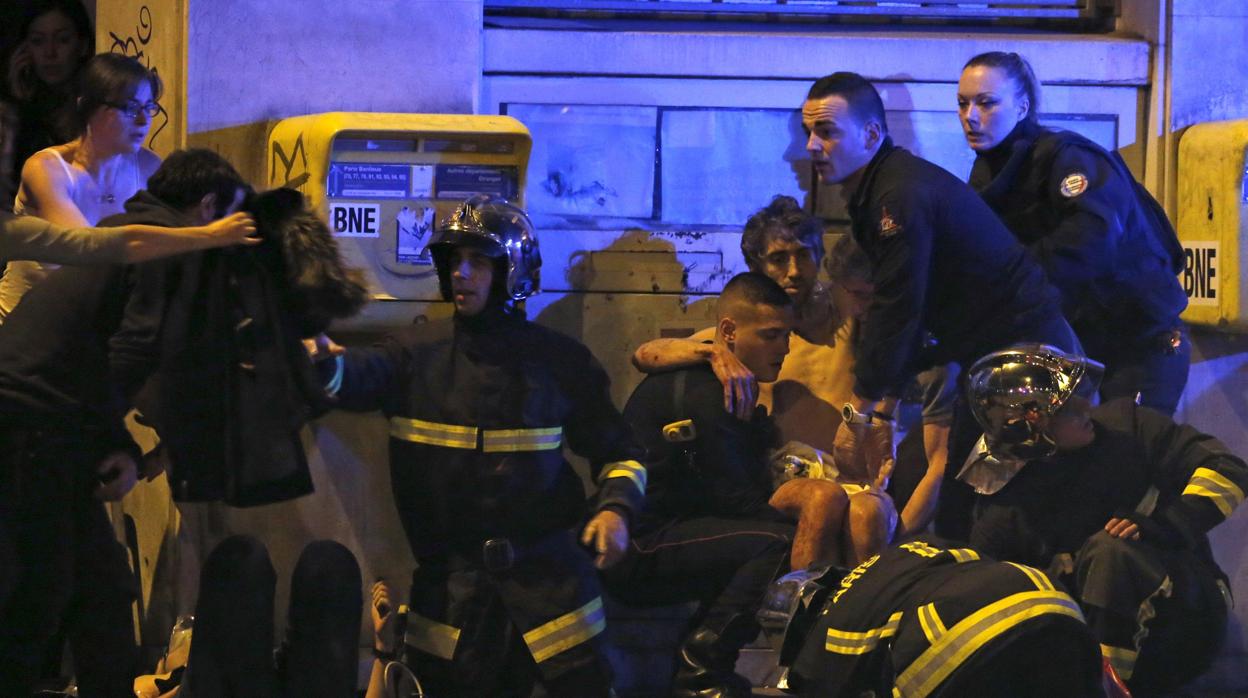 Los bomberos auxilian a los heridos en el atentado de la sala Bataclan en París, en 2015