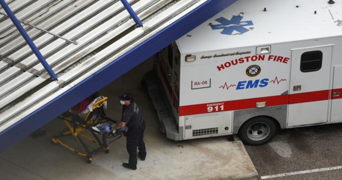 Un enfermo de Covid-19 es ingresado en un hospital de Houston