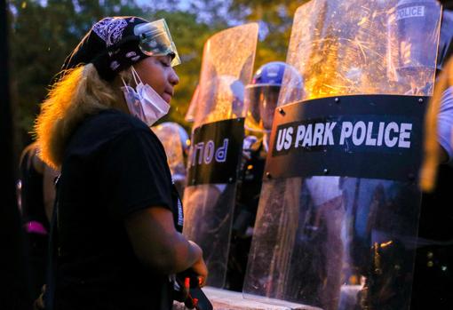 Manifestantes se enfrentan con la policía en los alrededores de la Casa Blanca