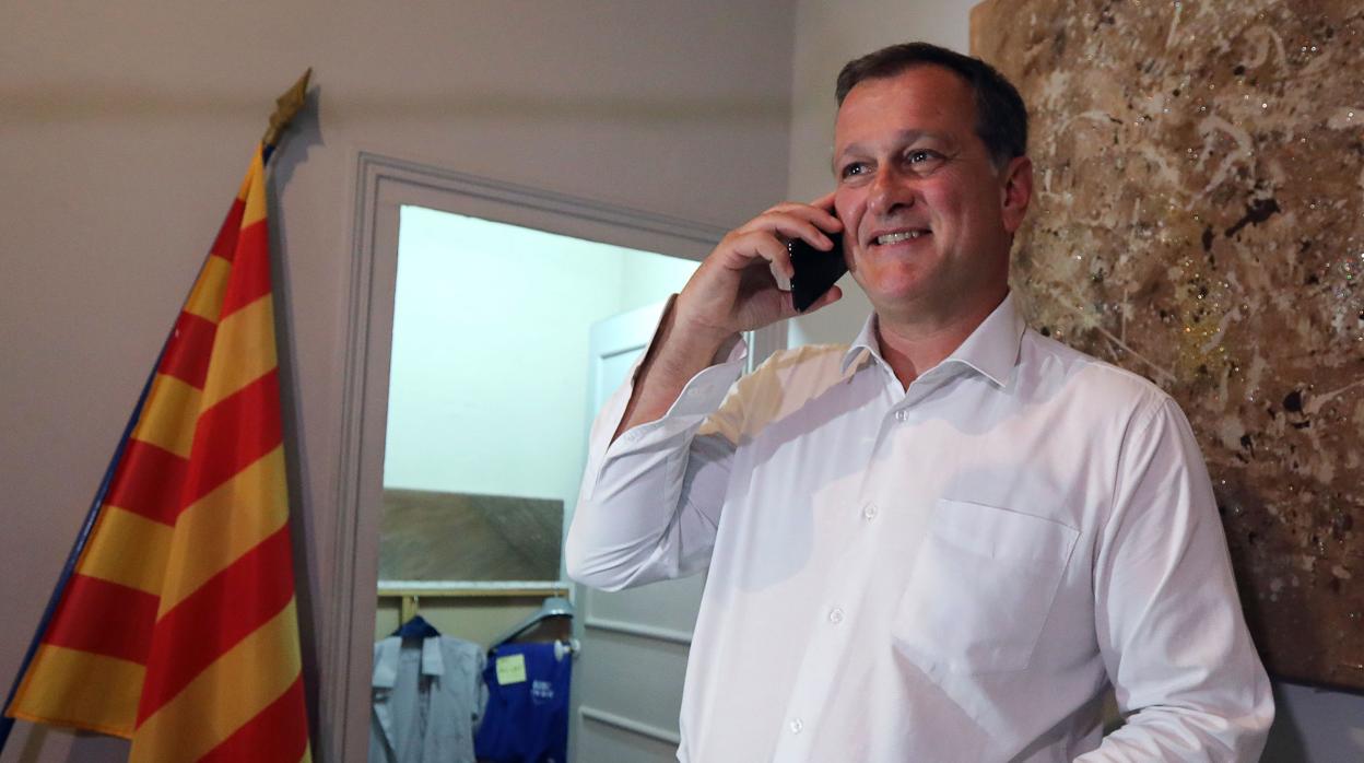 Louis Aliot habla por teléfono tras conocer su victoria en la segunda vuelta de las municipales