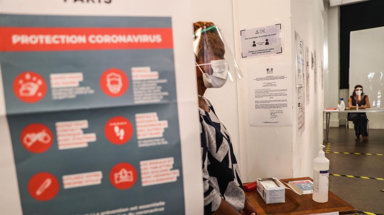 Un colegio electoral francés preparado para la votación de este domingo con las medidas sanitarias necesarias para evitar contagios