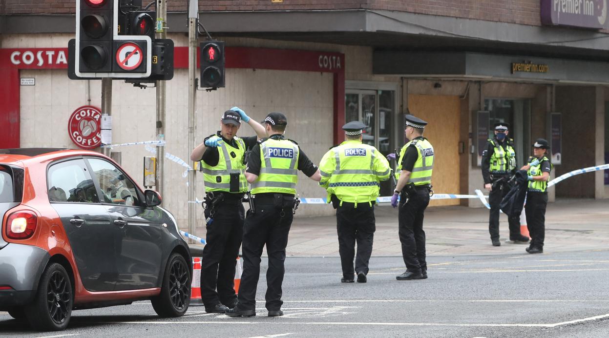 Agentes de policía acordonan la zona del incidente de este domingo en Glasgow