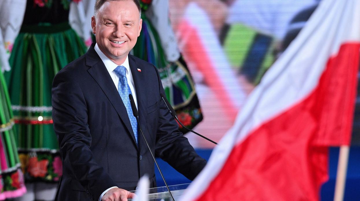 El presidente polaco Andrzej Duda se dirige a sus seguidores tras cerrar las urnas