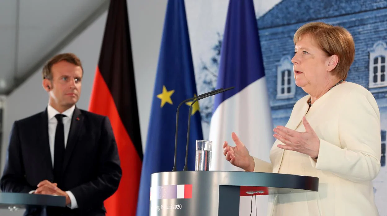 Macron y Merkel, ayer durante la rueda de prensa que ofrecieron después de su reunión en el castillo de Meseberg
