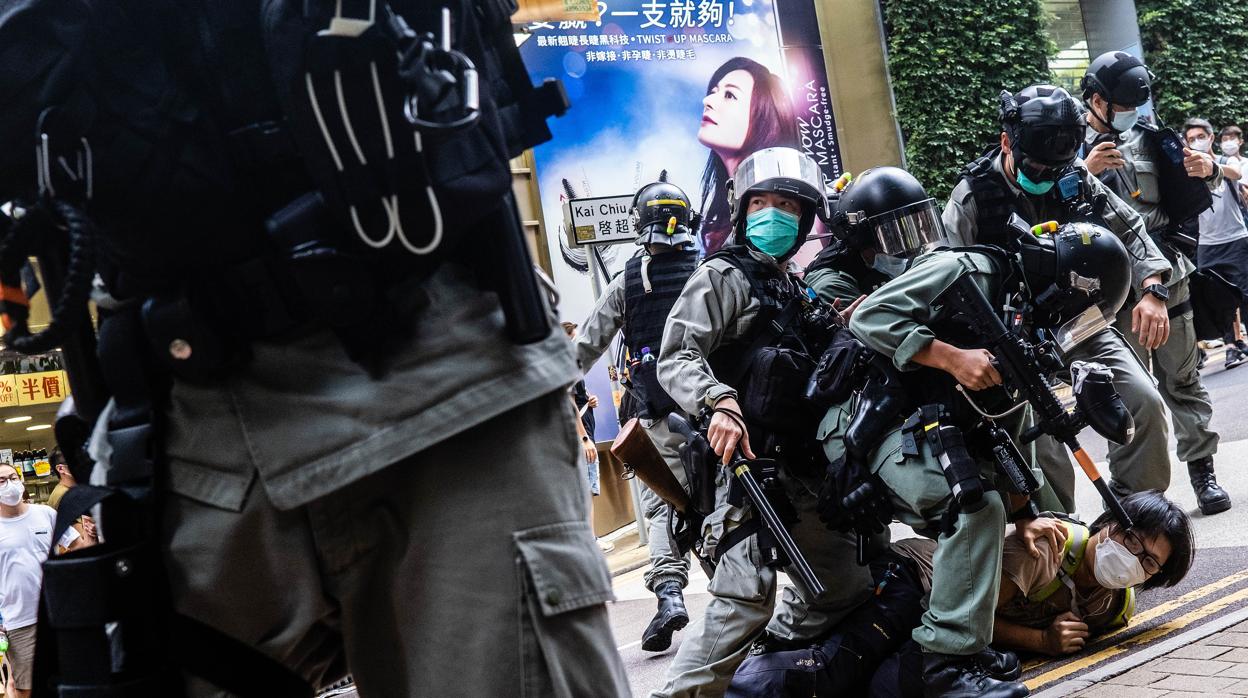 La Policía antidisturbios actúa en las protestas de Hong Kong