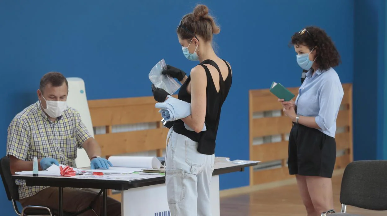 Dos mujeres se disponen a votar en un colegio electoral de Moscú