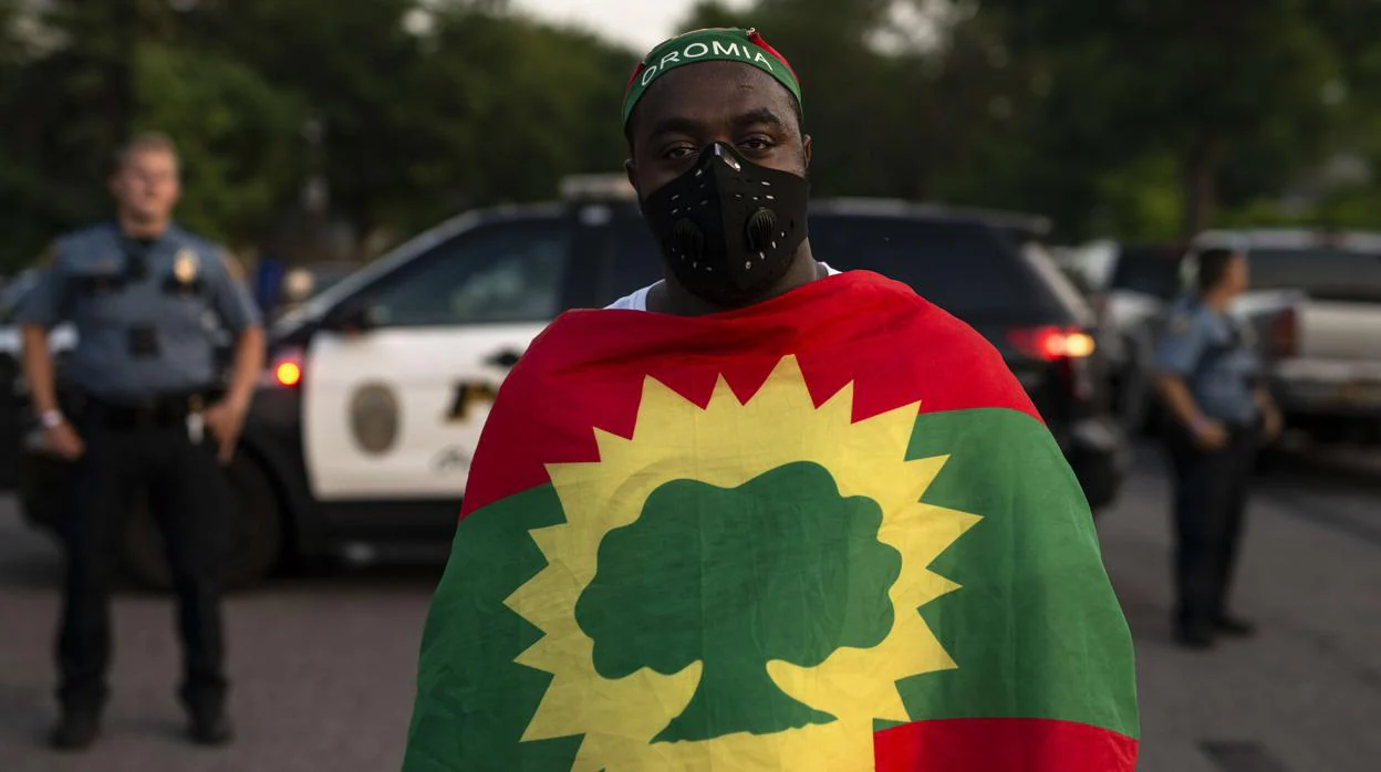 Un hombre protesta con una bandera oromo por el asesinato del cantante Hachalu Hundessa
