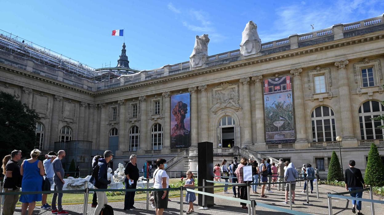 Una fila de visitantes fuera del Grand Palais durante el primer día de la reapertura en París