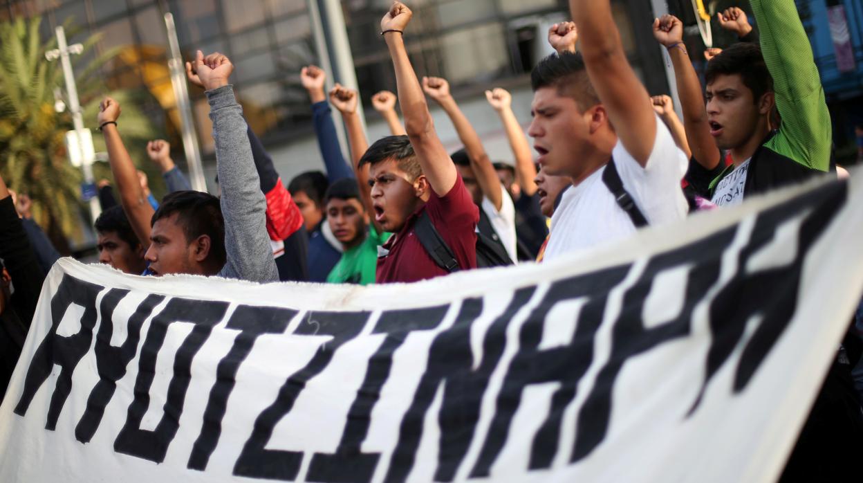 Los estudiantes participan en una marcha en la Ciudad de México para conmemorar el 65° mes desde la desaparición de los 43 estudiantes