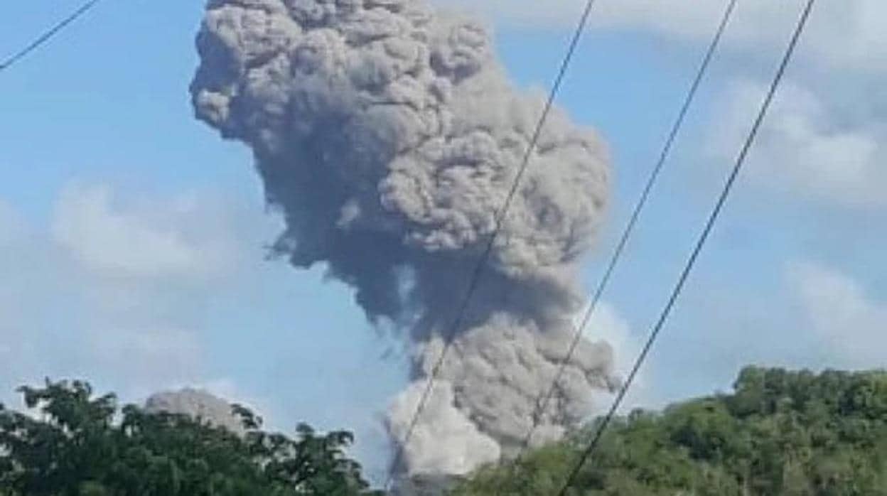 Imagen de una de las explosiones en la base militar de la Marina de Guerra en La Púa