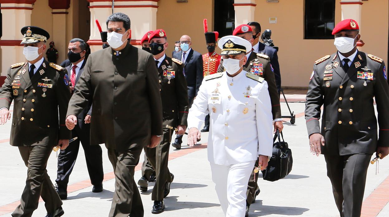 A la izquierda, el ministro de Defensa de Venezuela, Vladímir Padrino, junto al líder chavista, Nicolás Maduro