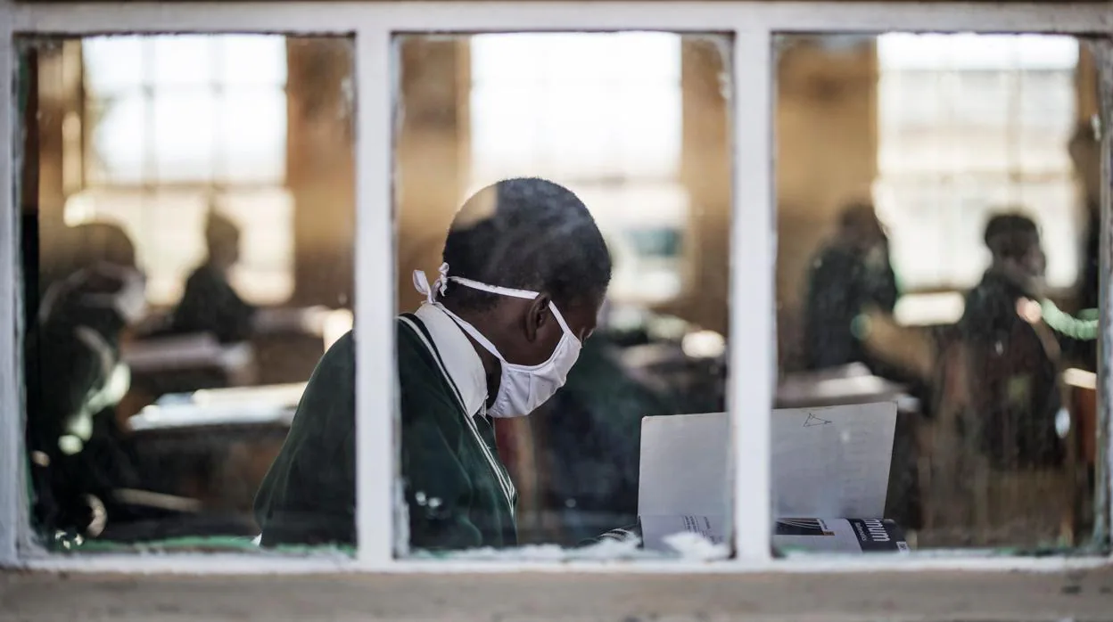 Un joven se protege con una mascarilla del coronavirus en una escuela de Sudáfrica