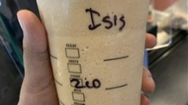 Una joven musulmana presenta cargos contra un empleado de Starbucks por escribir «ISIS» en su vaso