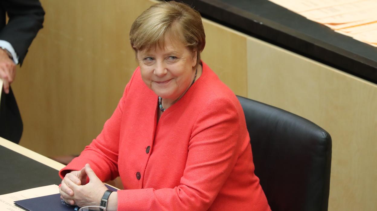 La canciller alemana, Angela Merkel, asiste a una sesión del Bundesrat alemán