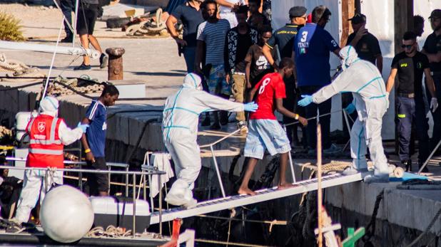 Récord de llegada de inmigrantes a Lampedusa (Italia) este año: cerca de 400 en una sola noche