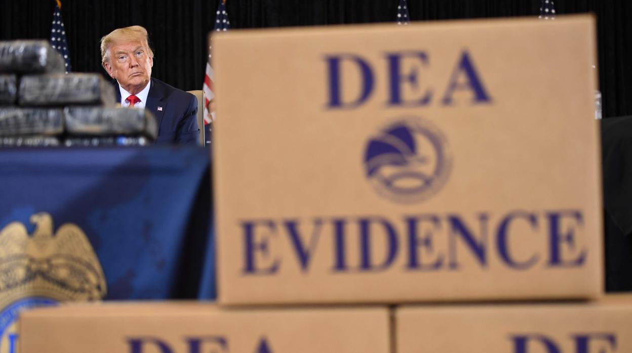 El presidente Donald Trump mira las pruebas de la DEA, el organismo que lucha contra las drogas en EE.UU.