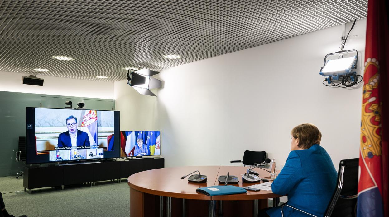 La canciller Angela Merkel, durante una videoconferencia con el primer ministro de Kosovo, Avdullah Hoti