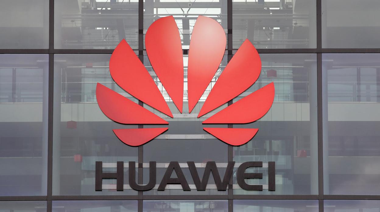 Logo de Huawei en un edificio del Reino Unido