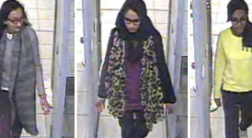 Shamima Begum (en el centro), en 2015, en una imagen tomada en el aeropuerto con sus dos compañeras