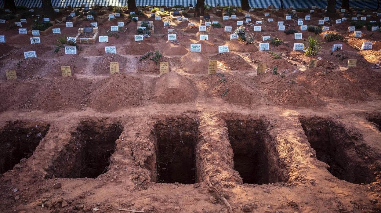 Tumbas preparadas en un cementerio musulmán en Johannesburgo