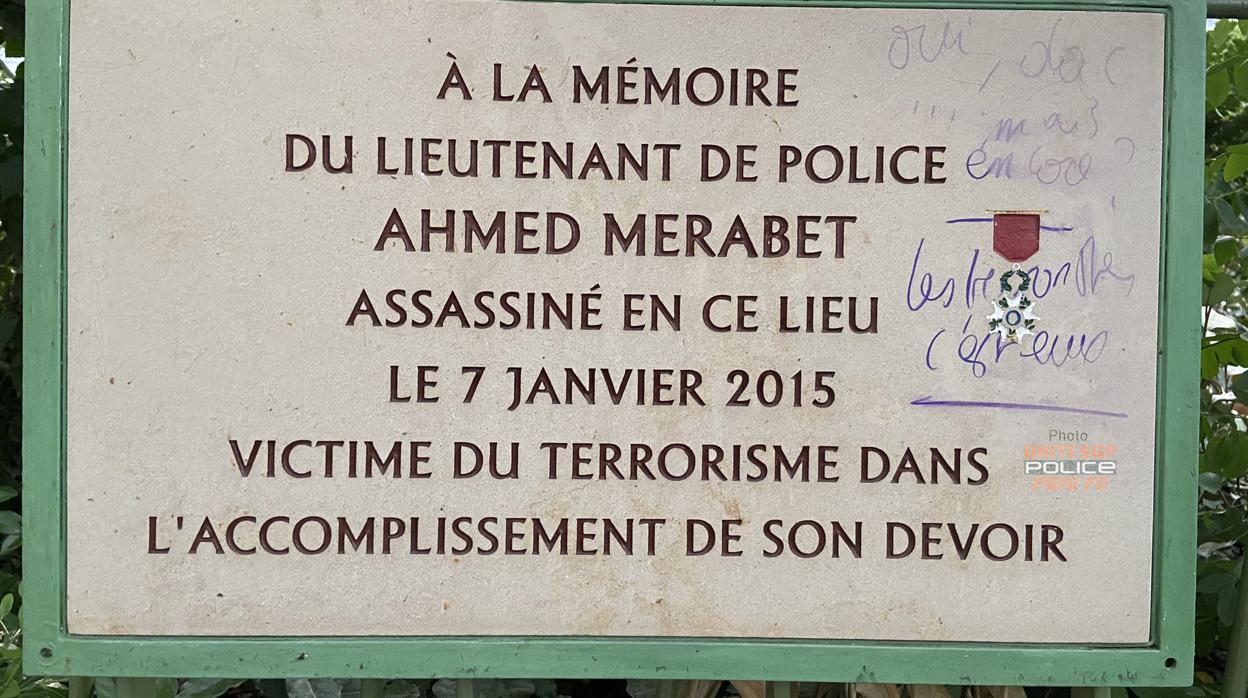 La placa en memoria a Ahmed Merabet, el policía francés de origen magrebí, asesinado por los hermanos Kouachi