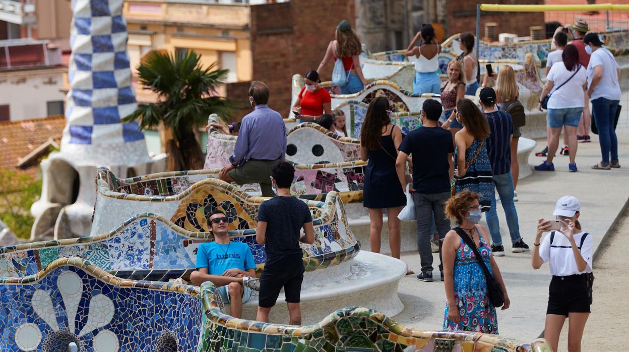 Varios visitantes en el parque Güell de Barcelona a pesar de que las autoridades hicieron un llamamiento para quedarse en casa