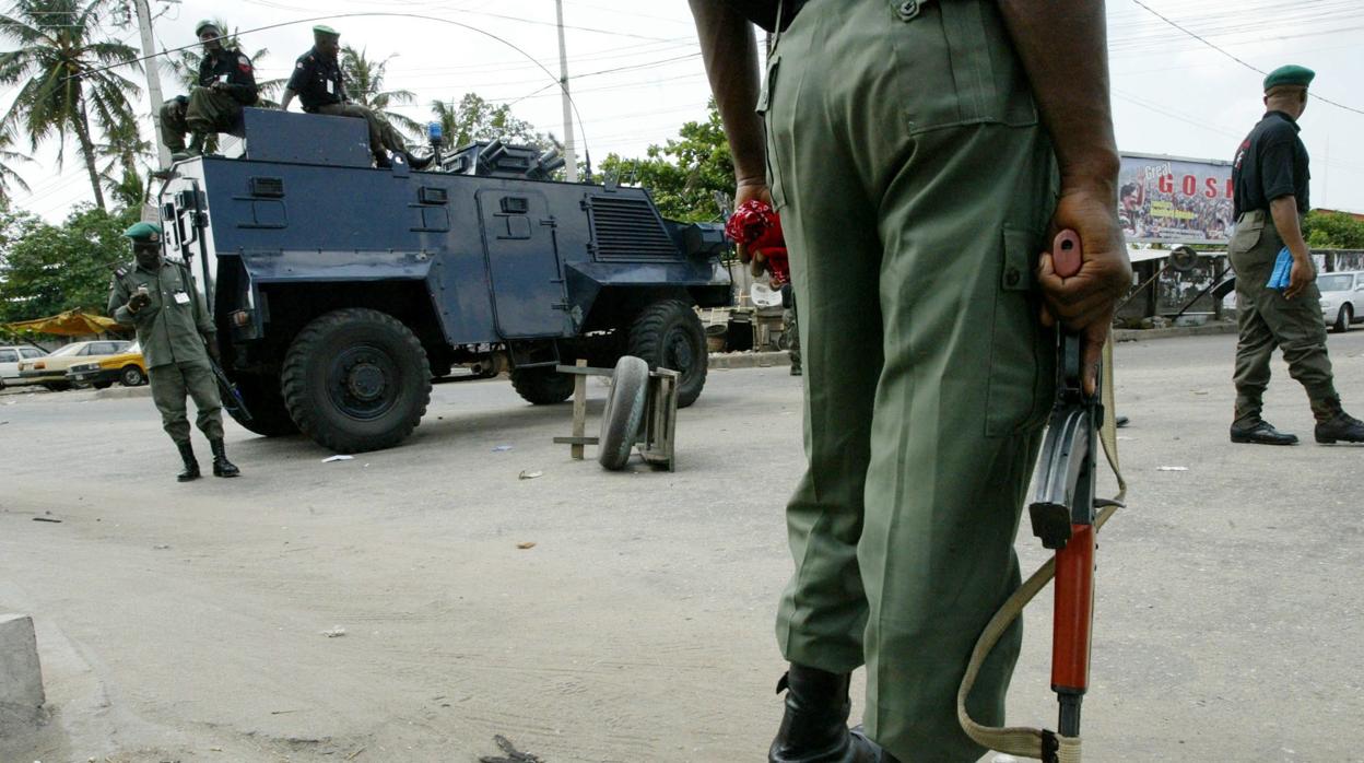 Varios agentes de Policía vigilan las calles de Lagos, Nigeria