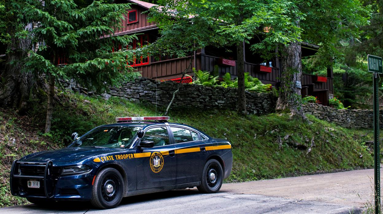 Un coche de policía cerca de la casa donde fue encontrado el cuerpo de Roy Den Hollander