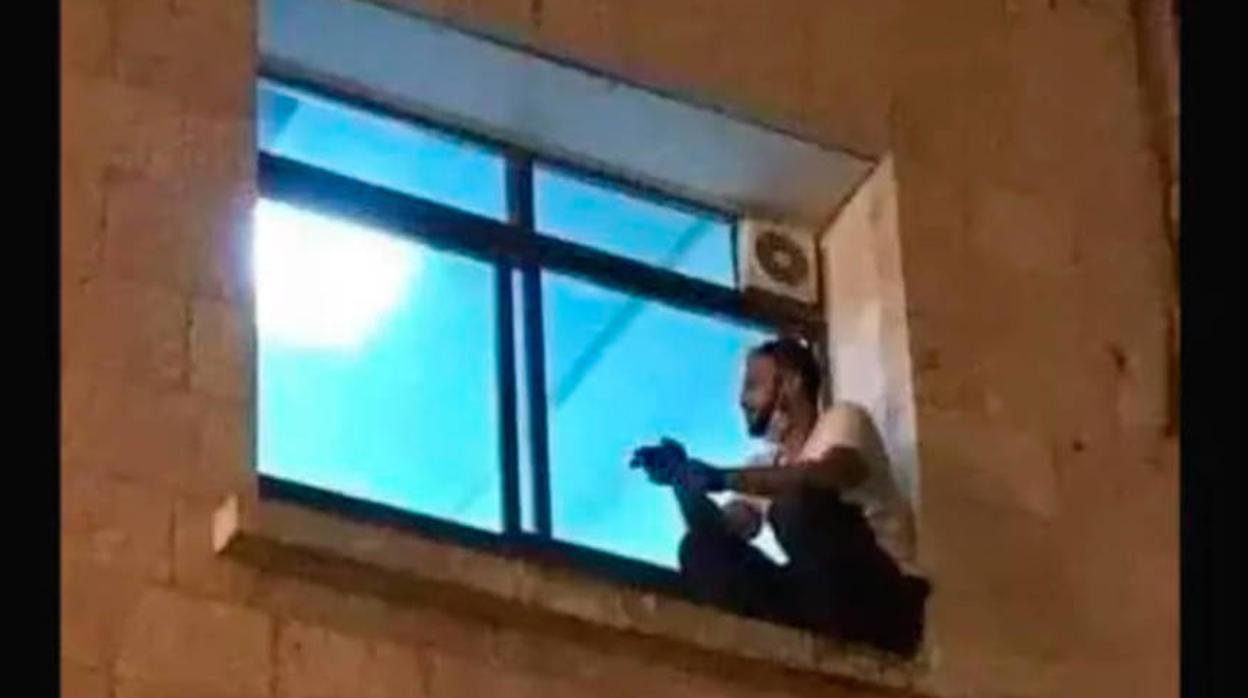 Jihad Al-Suwaiti contempla a su madre a través de la ventana del hospital