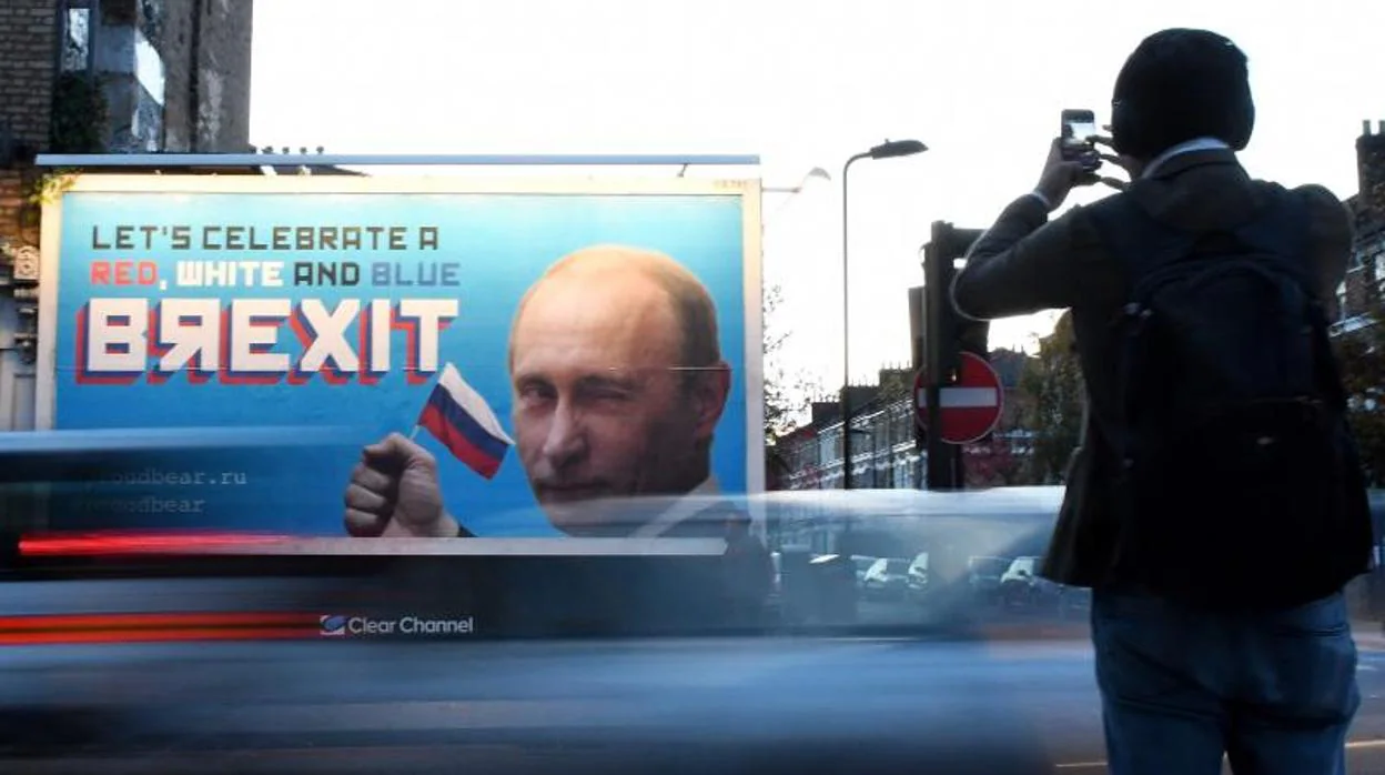 Imagen de archivo del 8 de noviembre de 2018, tomada en Londres, en la que aparece en una valla el presidente ruso Vladimir Putin junto al mensaje «Celebremos un Brexit rojo, blanco y azul»