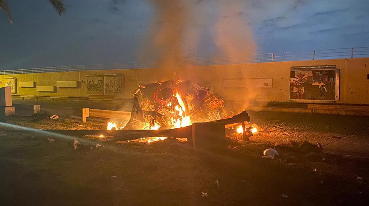 El coche en el que viajaba Suleimani quedó envuelto en llamas después de ser alcanzado