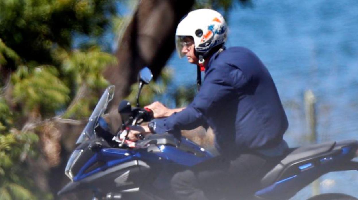 El presidente brasileño Bolsonaro durante un paseo en moto por el Palacio de la Alvorada