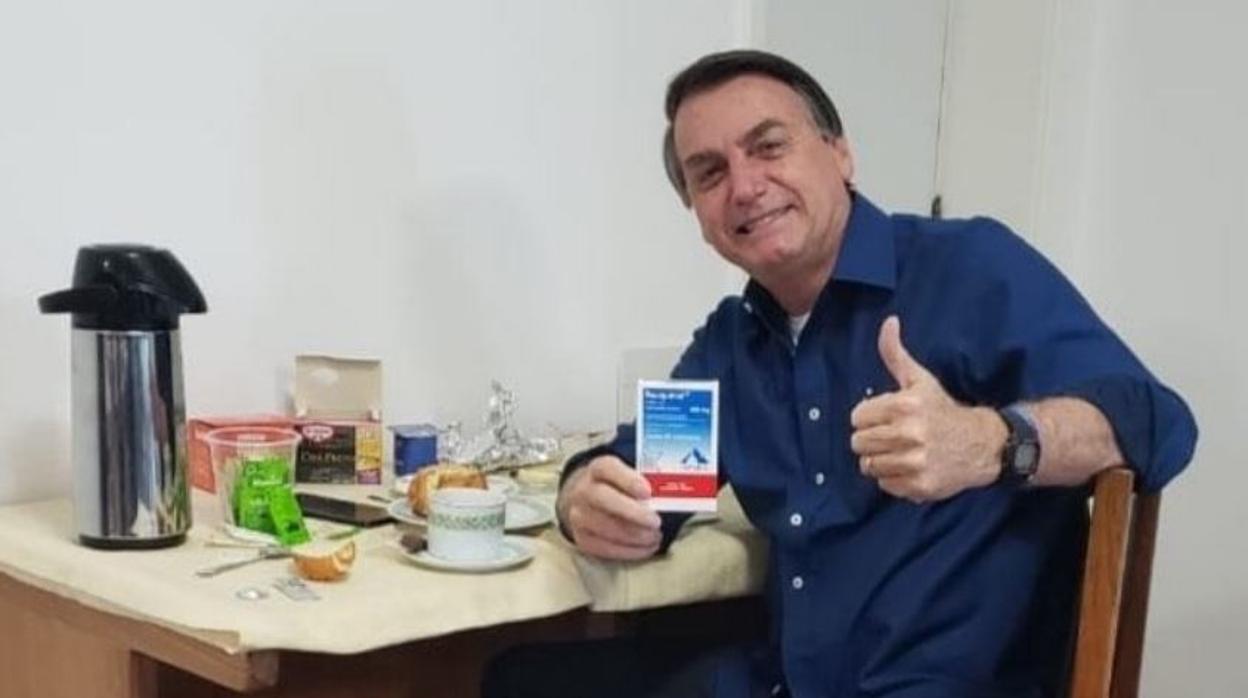 Imagen publicada por Bolsonaro, con una caja de hidroxicloroquina, para anunciar su negativo