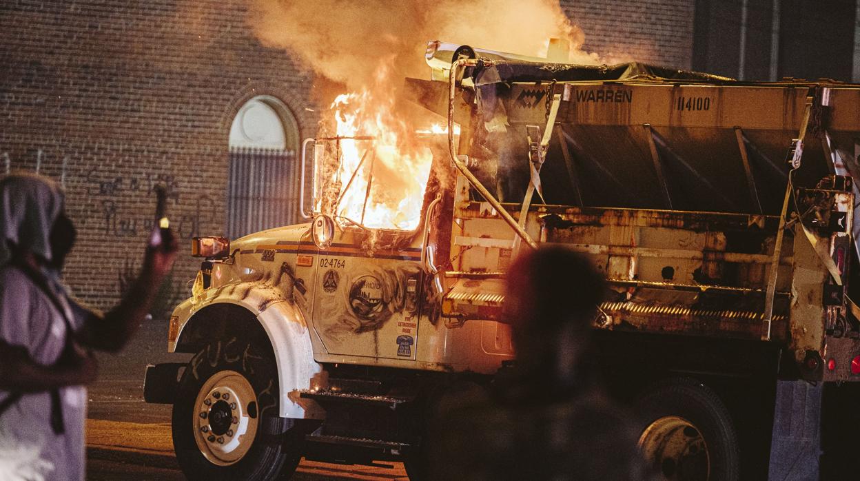 Un camión incendiado en Richmond (Virginia), durante la noche de protestas en EE.UU.
