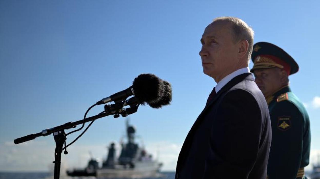 Putin preside el desfile naval de San Petersburgo