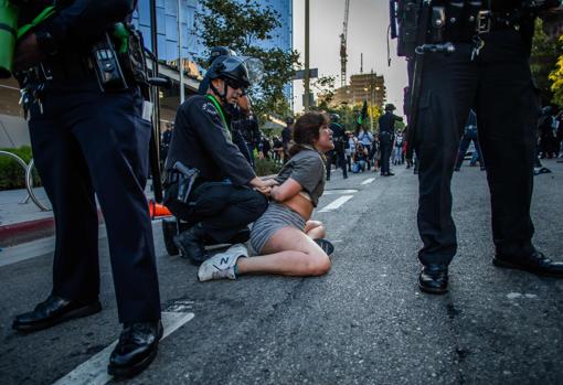 Una manifestante, detenida frente al edificio de los juzgados en Los Ángeles