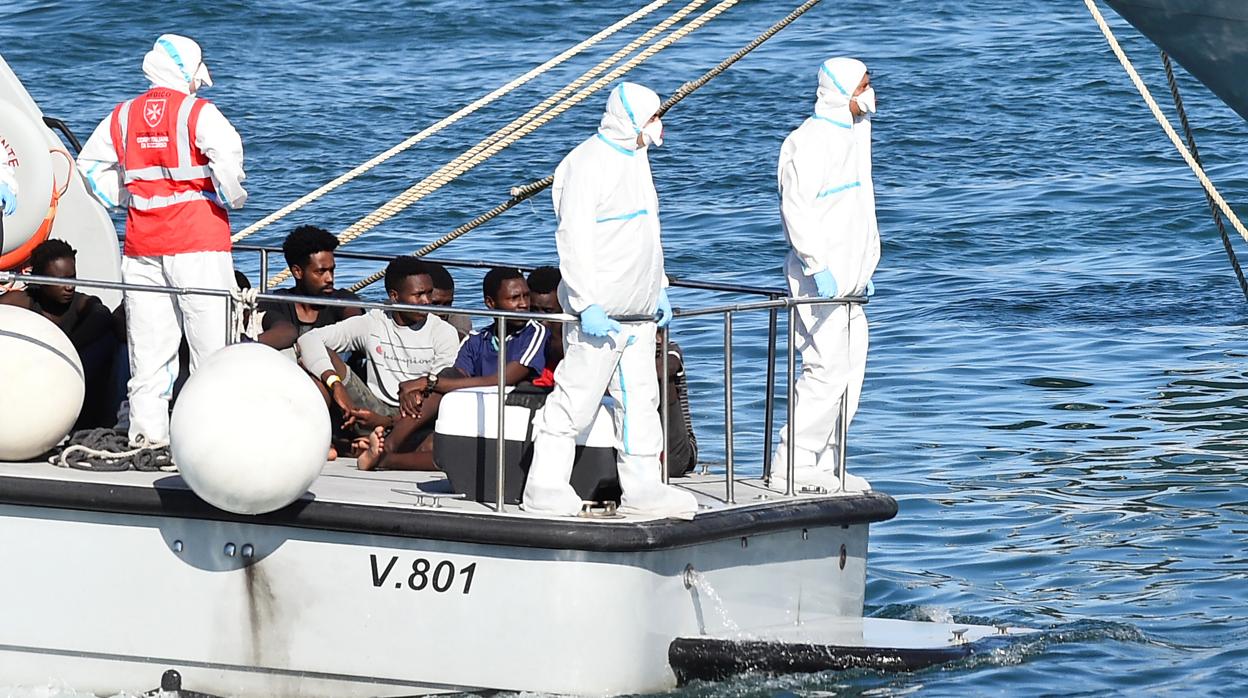 Un grupo de inmigrantes desembarcan en Lampedusa